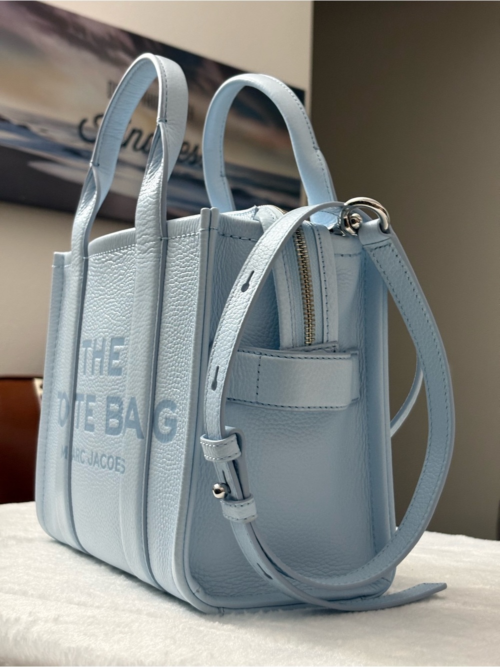 MARC JACOBS THE LEATHER SMALL TOTE BAG & MATCHING WALLET — CLOUD BLUE - Picture 4 of 16